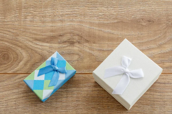 Голубые и белые подарочные коробки на деревянных досках . — стоковое фото
