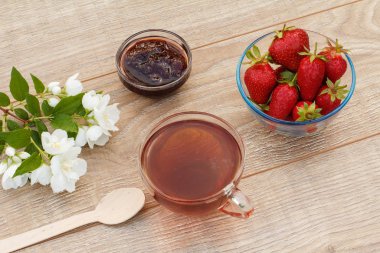 Beyaz yasemin çiçekli bir bardak çay.