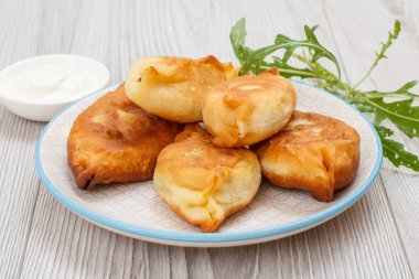 Tahtada kızarmış turta tabağı..