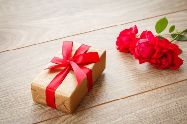 Çiçekli ahşap tahtalarda hediye kutusu