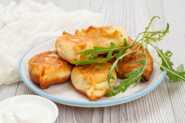 Tahtada kızarmış turta tabağı..