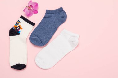 Pembe arka planda kadın çorapları. Üst görünüm.