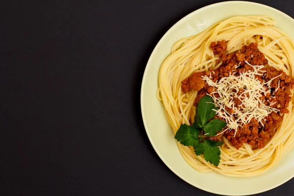 Plate with spaghetti bolognese on the black background. — Stock Photo, Image