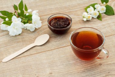 Bir bardak çay, beyaz yasemin çiçekli çilek reçeli..