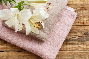 Yumuşak terli havlu ve ahşap arka planda bir buket çiçek..