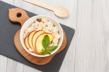 Cevizli Sorghum salatası ve taze şeftali..