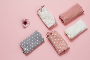 Pembe arka planda çiçek tomurcuklu güzel kadın pamuğu..