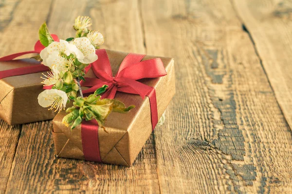 Подарункові коробки на дерев'яних дошках з квітами жасмину . — стокове фото