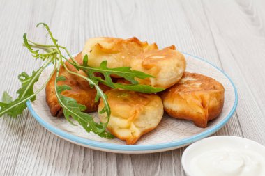 Tahtada kızarmış turta tabağı..