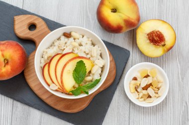 Cevizli Sorghum salatası ve taze şeftali..