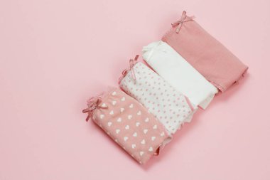 Pembe arka plan üzerinde güzel kadın pamuk lu külot.