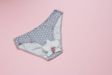 Pembe arka plan üzerinde güzel kadın pamuk lu külot.