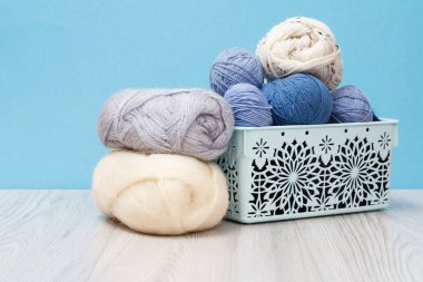 Örgü örmek için yün iplik. Doğal yün yumakları..