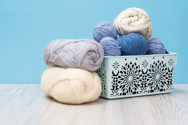 Örgü örmek için yün iplik. Doğal yün yumakları..