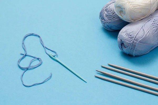 Fios de lã para tricotar. Esferas de fios de lã natural e agulhas de tricô — Fotografia de Stock