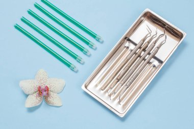 Diş bakımı için metal diş aletleri.