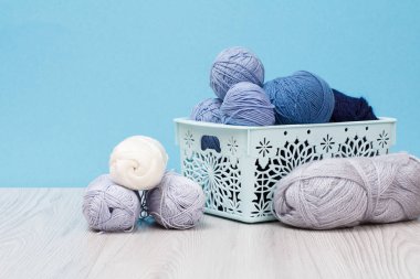 Örgü örmek için yün iplik. Doğal yün yumakları..