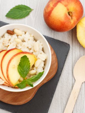 Cevizli Sorghum salatası ve taze şeftali..