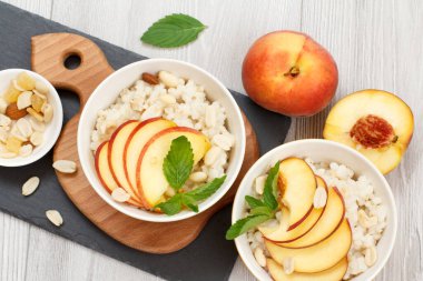 Cevizli Sorghum salatası ve taze şeftali..