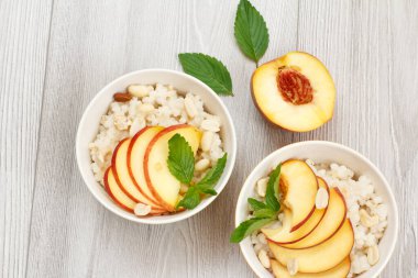 Cevizli Sorghum salatası ve ahşap arka planda taze şeftali..