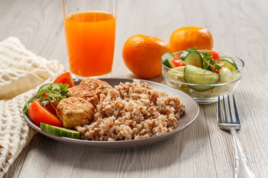 Karabuğday, kızarmış et pirzola ve taze salatalık ve domates parçaları ile Plaka