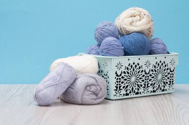 Örgü örmek için yün iplik. Doğal yün yumakları..