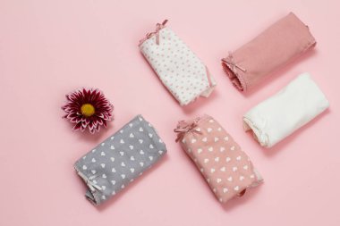 Pembe arka planda çiçek tomurcuklu güzel kadın pamuğu..