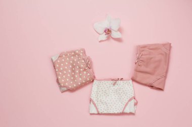 Pembe arka planda orkide tomurcuklu güzel kadın pamuğu..