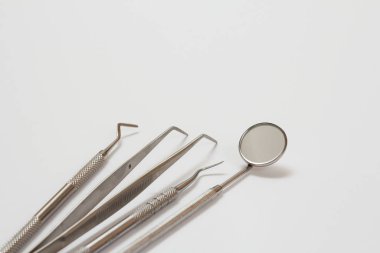 Diş bakımı için metal diş aletleri.