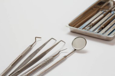 Diş bakımı için metal diş aletleri.