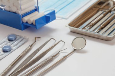 Diş bakımı için metal diş aletleri.