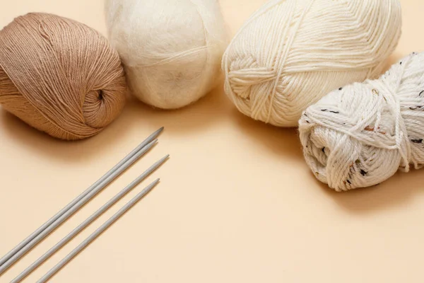 Woolen yarns for knitting. Balls of natural wool yarn and knitting needles. — Stock Photo, Image