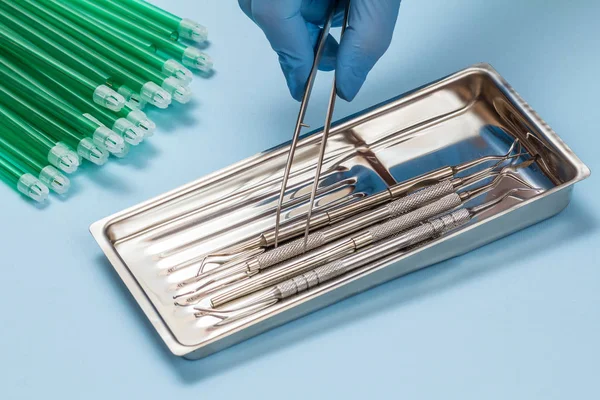 Conjunto de instrumentos dentales metálicos para el cuidado dental — Foto de Stock