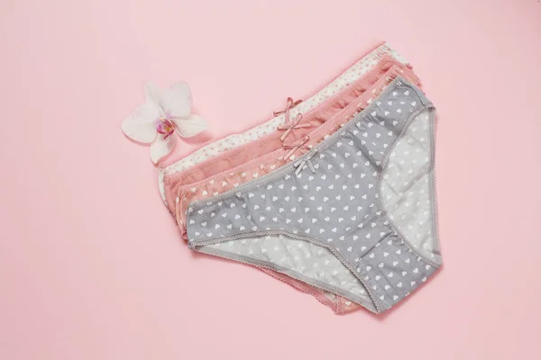 Belle culotte en coton pour femmes sur fond rose . — Photo