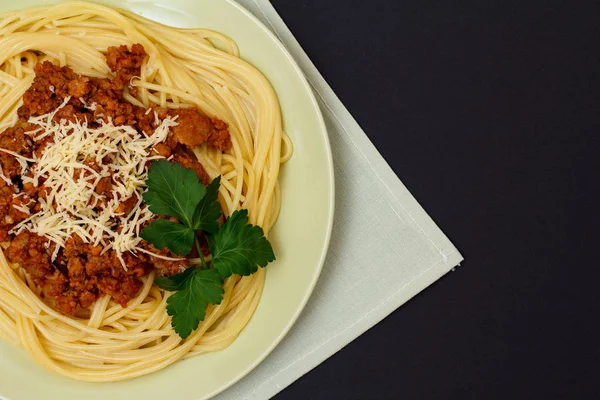 Espaguetis boloñesa en un plato con servilleta de cocina . —  Fotos de Stock