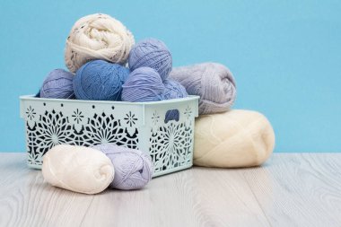 Örgü örmek için yün iplik. Doğal yün yumağı derileri.