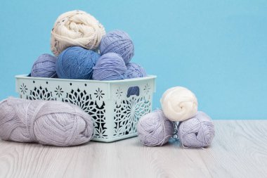 Örgü örmek için yün iplik. Doğal yün yumağı derileri.