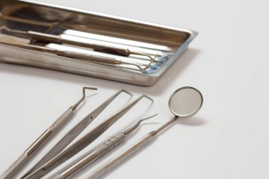 Diş bakımı için metal diş aletleri.