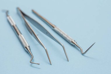 Diş bakımı için metal diş aletleri.