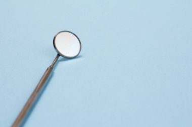 Diş bakımı için metal diş aletleri.