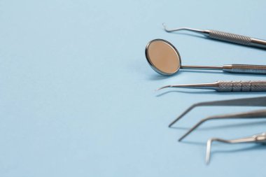 Diş bakımı için metal diş aletleri.