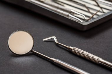 Diş bakımı için metal diş aletleri.