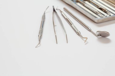 Diş bakımı için metal diş aletleri.