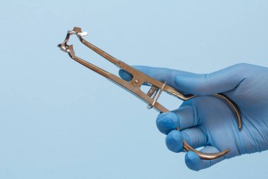 Diş doktorunun eldiveni, diş maşası ve tokası..