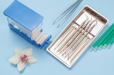 Diş bakımı için metal diş aletleri.