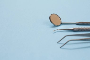 Diş bakımı için metal diş aletleri.