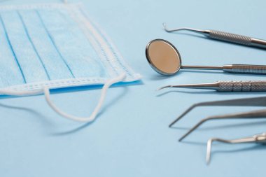 Diş bakımı için metal diş aletleri.