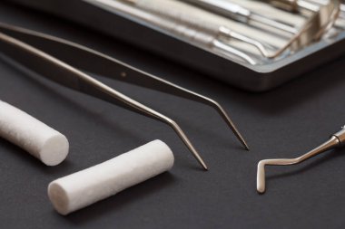 Diş bakımı için metal diş aletleri.