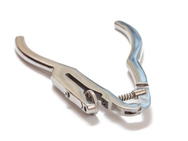 Diş bakımı için metal diş aletleri. Beyaz arkaplanı yumrukla.