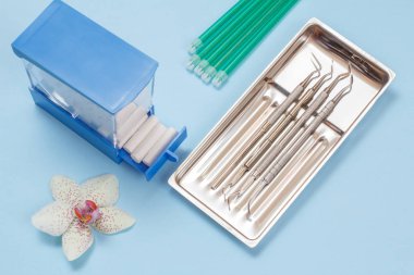 Diş bakımı ve pamuk tamponlar için metal diş aletleri..